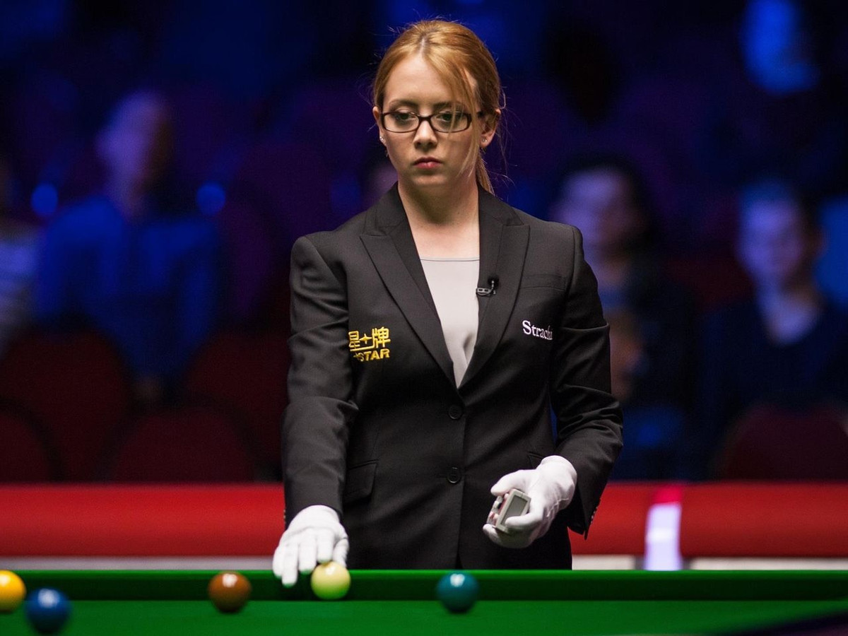 Trang cá nhân của Desislava hiện có 25.300 người theo dõi. Cô nàng không thường xuyên chia sẻ hình ảnh bản thân mà chỉ đăng tải thông tin về giải đấu, những bản thiết kế của cô và đôi khi là hình ảnh bên bạn bè.