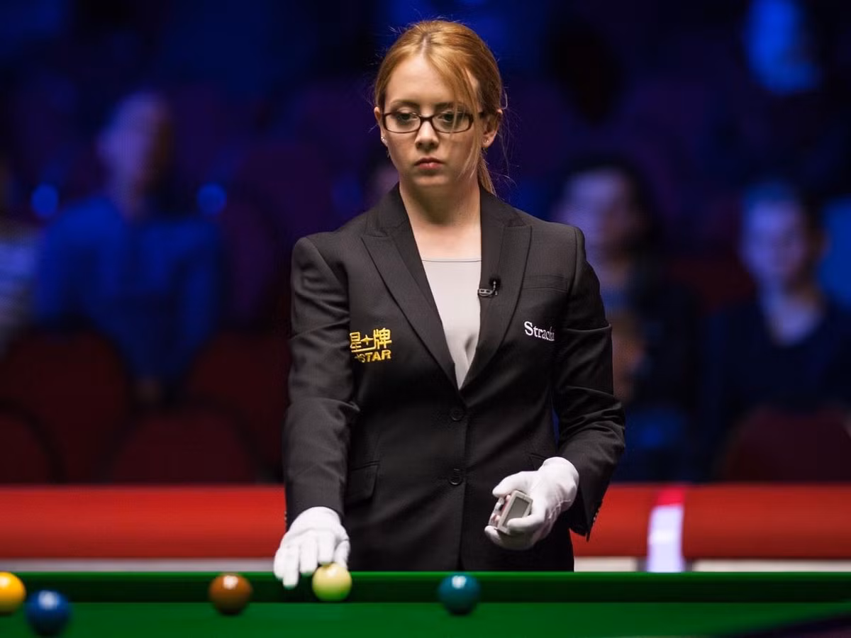 Trang cá nhân của Desislava hiện có 25.300 người theo dõi. Cô nàng không thường xuyên chia sẻ hình ảnh bản thân mà chỉ đăng tải thông tin về giải đấu, những bản thiết kế của cô và đôi khi là hình ảnh bên bạn bè.