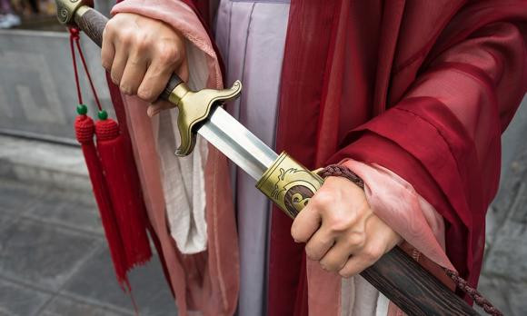 Tai sao tua duoc buoc vao thanh kiem co dai?