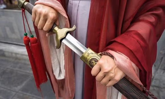 Tai sao tua duoc buoc vao thanh kiem co dai?