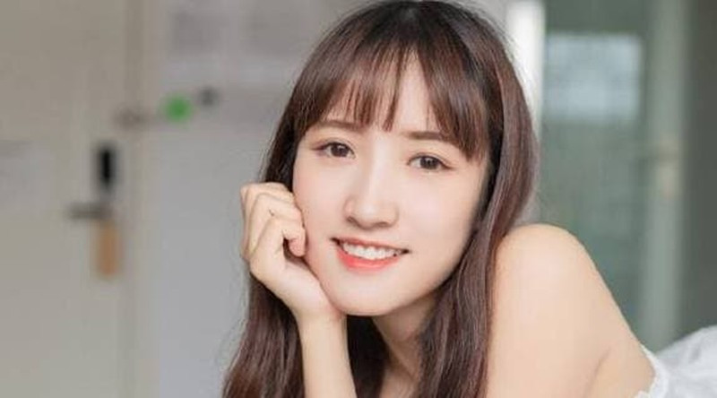 Màu sắc sợi mày. Màu sắc của dáng lông mày phát tài phải hài hòa với màu da, mái tóc. Chẳng hạn, nếu bạn sở hữu làn da bánh mật, da ngăm thì chân mày thuộc tone ấm như đen, nâu vừa tạo điểm nhấn vừa giúp tổng thể khuôn mặt không quá bắt mắt. Hoặc nếu bạn có làn da trắng, sáng thì lông mày có màu nâu nhạt hoặc vàng vô cùng phù hợp, vì có thể làm nổi bật nước da và khuôn mặt bạn.