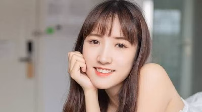 Màu sắc sợi mày. Màu sắc của dáng lông mày phát tài phải hài hòa với màu da, mái tóc. Chẳng hạn, nếu bạn sở hữu làn da bánh mật, da ngăm thì chân mày thuộc tone ấm như đen, nâu vừa tạo điểm nhấn vừa giúp tổng thể khuôn mặt không quá bắt mắt. Hoặc nếu bạn có làn da trắng, sáng thì lông mày có màu nâu nhạt hoặc vàng vô cùng phù hợp, vì có thể làm nổi bật nước da và khuôn mặt bạn.