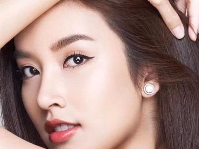 Lông mày chữ V. Những người sở hữu dáng chân mày này thường là những người được sinh ra trong một gia đình khá giả, có điều kiện về kinh tế. Ngoài ra những người này thông thường là những người sở hữu một cái đầu lạnh. Có thể kiểm soát hành động và cảm xúc của bản thân một cách tốt nhất.