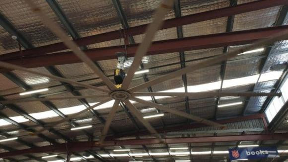 Một chiếc quạt trần dường như chiếm toàn bộ diện tích trần nhà (theo đúng nghĩa đen).