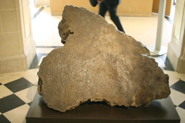 Anh sang bi an xuat hien: UFO hay thien thach roi xuong Trai Dat?-Hinh-2