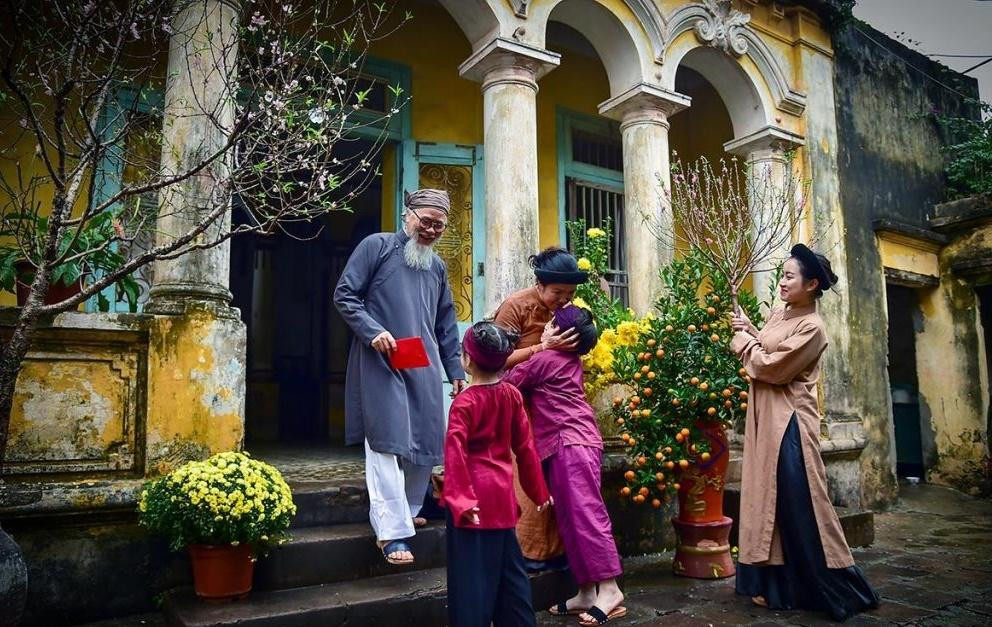  Tham khảo tuổi xông đất cho gia chủ trong năm 2023: Gia chủ tuổi Tý: Sửu, Thìn, Tuất, Hợi. Gia chủ tuổi Sửu: Tý, Sửu, Dậu, Hợi. Gia chủ tuổi Dần: Dần, Ngọ, Tuất, Hợi. Gia chủ tuổi Mão: Mão, Mùi, Tuất, Hợi. Gia chủ tuổi Thìn: Tý, Ngọ, Dậu, Hợi. Gia chủ tuổi Tỵ: Sửu, Ngọ, Dậu, Tuất. 