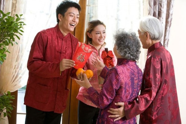 Tuy nhiên, nếu như ngỏ ý hoặc biết trước ai đó sẽ đến nhà mình để xông đất thì tục lệ này sẽ mất đi ý nghĩa vốn có. Vậy nên, bạn hãy để việc này xảy ra một cách tự nhiên nhất và không có sự sắp đặt nào nhé! 