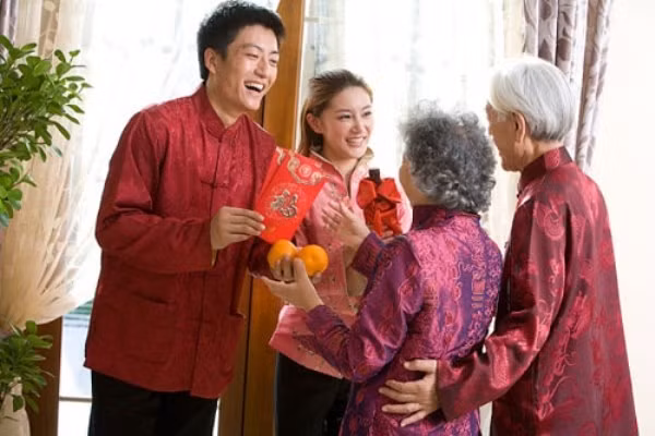 Tuy nhiên, nếu như ngỏ ý hoặc biết trước ai đó sẽ đến nhà mình để xông đất thì tục lệ này sẽ mất đi ý nghĩa vốn có. Vậy nên, bạn hãy để việc này xảy ra một cách tự nhiên nhất và không có sự sắp đặt nào nhé! 