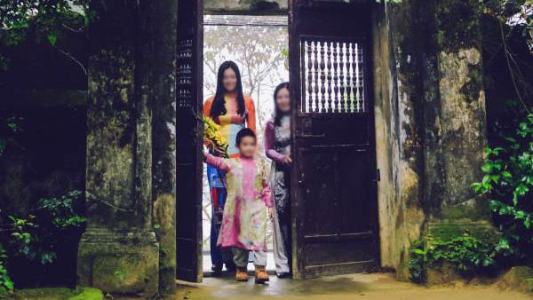 Thường thì tục xông đất sẽ không diễn ra quá lâu mà chỉ kéo dài trong khoảng từ 10 - 15 phút. Người đến xông đất sẽ mang theo quà để chúc Tết hoặc lì xì cho người lớn tuổi, trẻ nhỏ trong nhà với những lời chúc may mắn, đại phát đại lộc. 