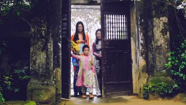 Thường thì tục xông đất sẽ không diễn ra quá lâu mà chỉ kéo dài trong khoảng từ 10 - 15 phút. Người đến xông đất sẽ mang theo quà để chúc Tết hoặc lì xì cho người lớn tuổi, trẻ nhỏ trong nhà với những lời chúc may mắn, đại phát đại lộc. 