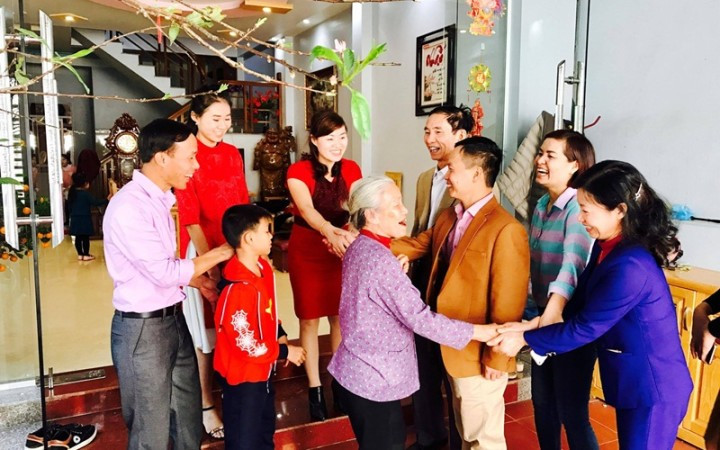 Chính vì câu "vạn sự khởi đầu nan" vía tốt làm việc gì cũng sẽ tốt nên rất nhiều gia đình cẩn thận chủ động tìm người tốt vía, tốt duyên để mang đến tài lộc và may mắn cho mình trong năm mới.