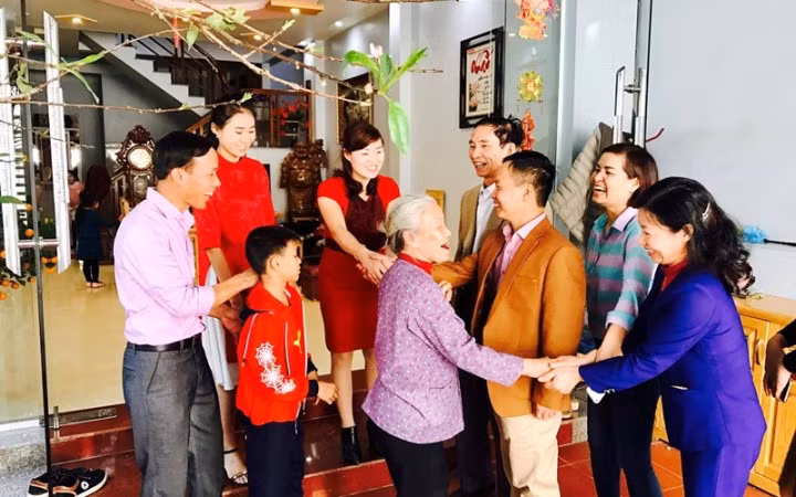 Chính vì câu "vạn sự khởi đầu nan" vía tốt làm việc gì cũng sẽ tốt nên rất nhiều gia đình cẩn thận chủ động tìm người tốt vía, tốt duyên để mang đến tài lộc và may mắn cho mình trong năm mới.