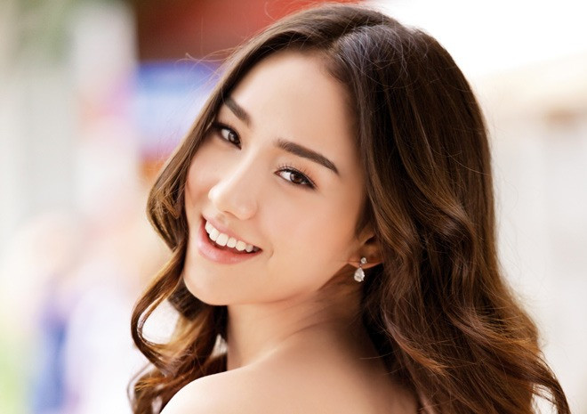 Phụ nữ sở hữu lông mày lá liễu là những người rất thông minh, hoạt bát, có khả năng giao tiếp tốt. Bởi thế mà những cô gái này thường là tâm điểm chú ý. Họ sẽ luôn tự vươn tới thành công bằng chính khả năng của mình.