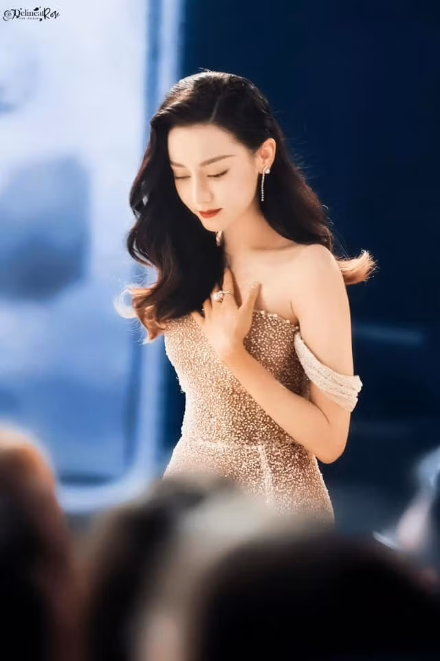 Voc dang goi cam cua 'my nhan Tan Cuong' Dich Le Nhiet Ba-Hinh-4