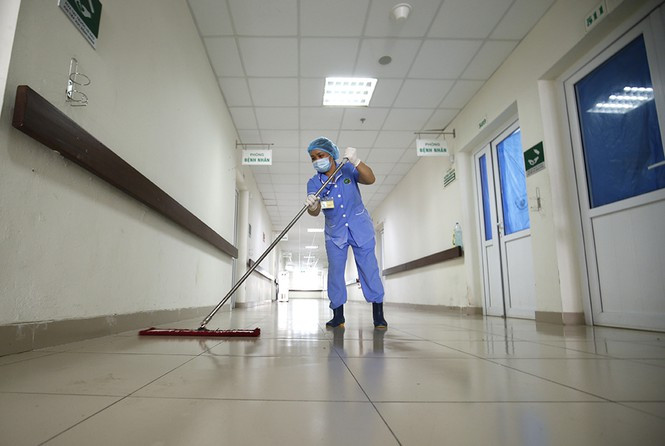 ##s###Nhân viên lau dọn sạch sẽ bên ngoài phòng khoa trước khi đón đoàn dự kiến vào chiều nay 29/7