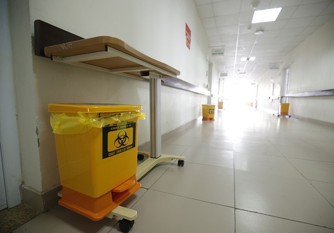 ##s###Thùng rác được bố trí để bên ngoài từng phòng cho các bệnh nhân vứt rác sinh hoạt