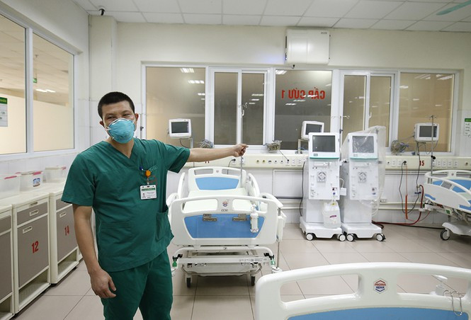 ##s###Phó trưởng khoa cấp cứu Bs Trần Văn Bắc cho biết:" Chúng tôi sẽ đảm bảo giãn cách giữa tất cả khoa phòng, sao cho mật độ cách ly càng xa càng tốt, ít nhất là 2 mét giữa các giường bệnh"