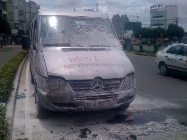 Chiếc xe khách của hãng Đông Hưng bất ngờ bốc cháy dữ dội.