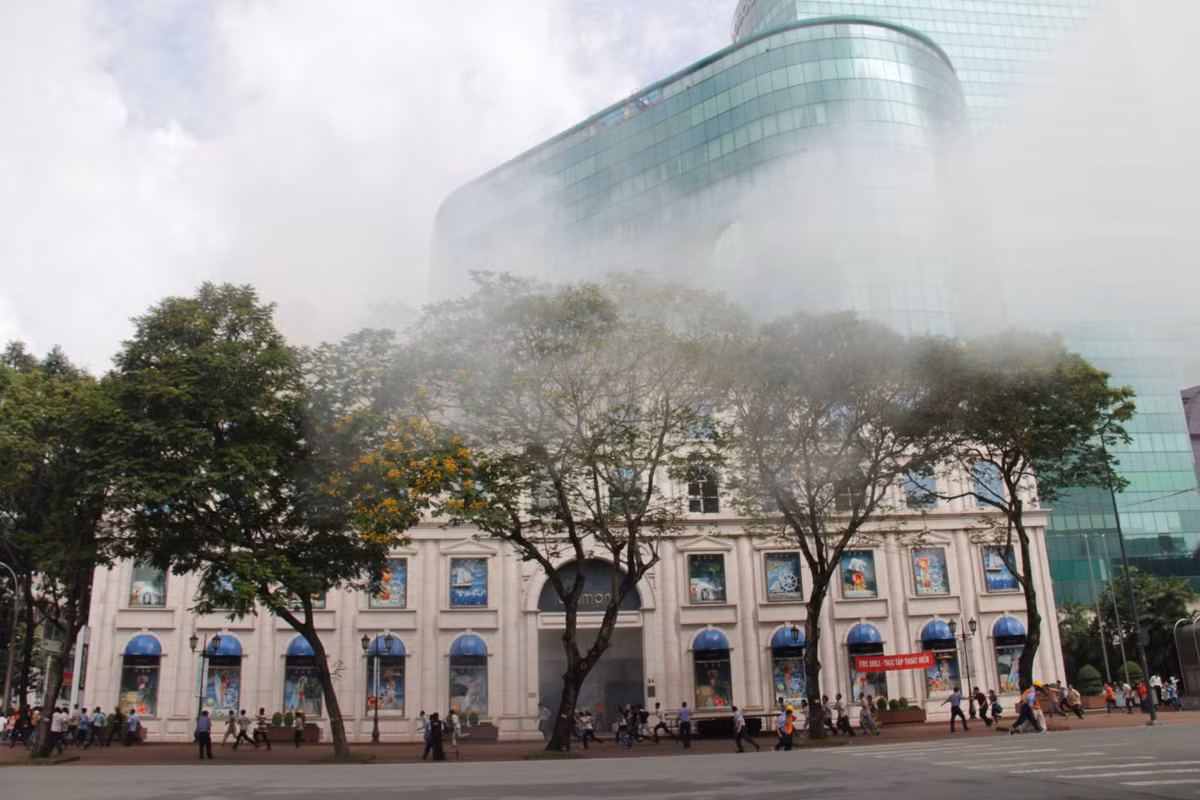 Lúc này trong tòa nhà có khoảng 2.500 người gồm khách hàng và nhân viên. Lực lượng tại chỗ đã hướng dẫn khoảng 200 người thoát nạn ra ngoài.