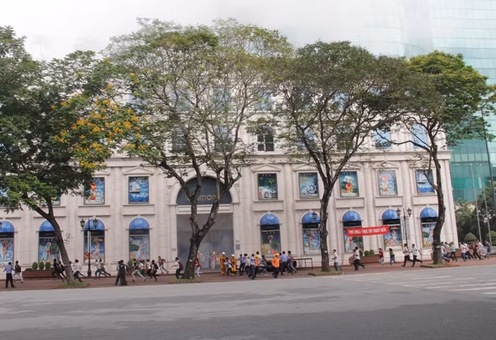 Tuy nhiên do nổ và cháy khí gas đã làm sập một phần tầng 5 làm hơn 100 người bị thương; trên 200 người bị mắc kẹt trong khu vực cháy từ tầng 6 đến tầng 21 do bị khói lửa, nhiệt độ cao nên không có đường thoát phải ra khu sân thượng các tầng 5, 13 và 21 chờ được ứng cứu.