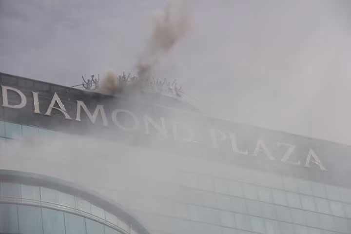 Rất nhiều nạn nhân chạy lên sân thượng tầng 21 tòa nhà bị ngộp trong khói kêu cứu thảm thiết.