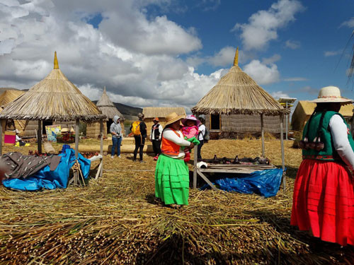 Nằm ở độ cao 3.810 m so với mực nước biển, Titicaca là hồ cao nhất thế giới có thể di chuyển bằng thuyền. Đây là nơi tồn tại 4 vùng đảo xinh đẹp, thu hút rất nhiều khách du lịch. Trong đó, Uros là điểm đến đặc biệt và ấn tượng nhất. Dù là quần đảo nhân tạo được dệt từ lau, sậy, hàng nghìn người dân vẫn sinh sống hàng ngày tại đây. Ảnh: B10m.