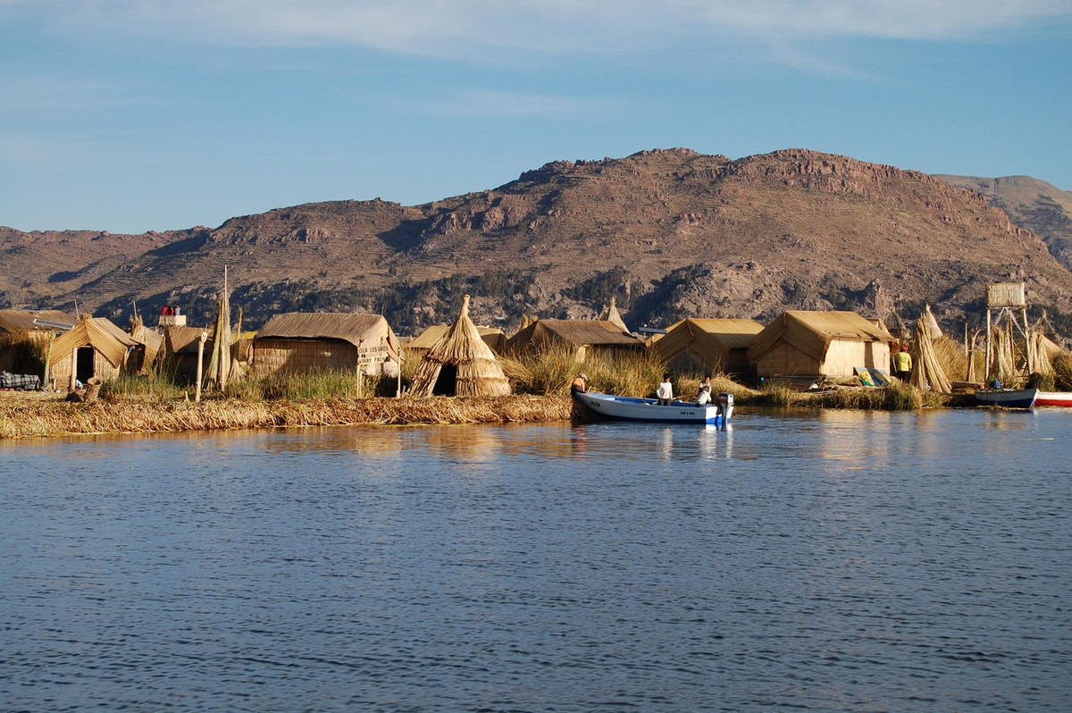 Theo thời gian, lau sậy bắt đầu thối rữa và dần mất đi độ chắc chắn. Để đảm bảo sự tồn tại của các hòn đảo, khoảng ba tháng, cư dân nơi đây lại thay thế các tấm dệt lau sậy một lần. Nếu được duy trì tốt, một hòn đảo có thể sẽ tồn tại trong 30 năm.