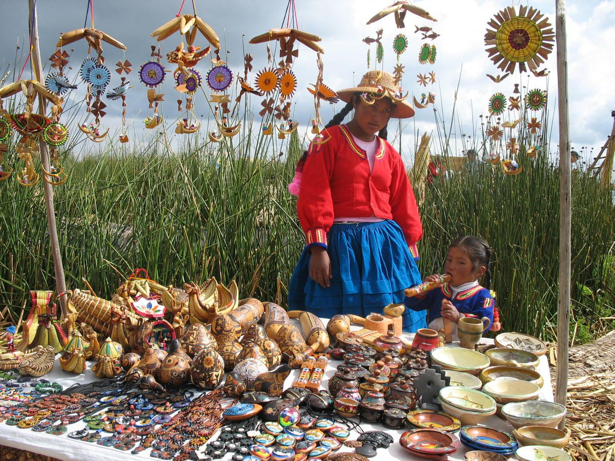 Trong chuyến tham quan, bạn có thể được những người dân nơi đây mời chào để mua một số quà lưu niệm. Thu nhập của họ chủ yếu dựa vào nguồn thu này. Do đó, bạn nên thử mua một sản phẩm thủ công địa phương như thổ cẩm, đồ gốm về làm quà tặng bạn bè, người thân. Ảnh: Chaskiventura.