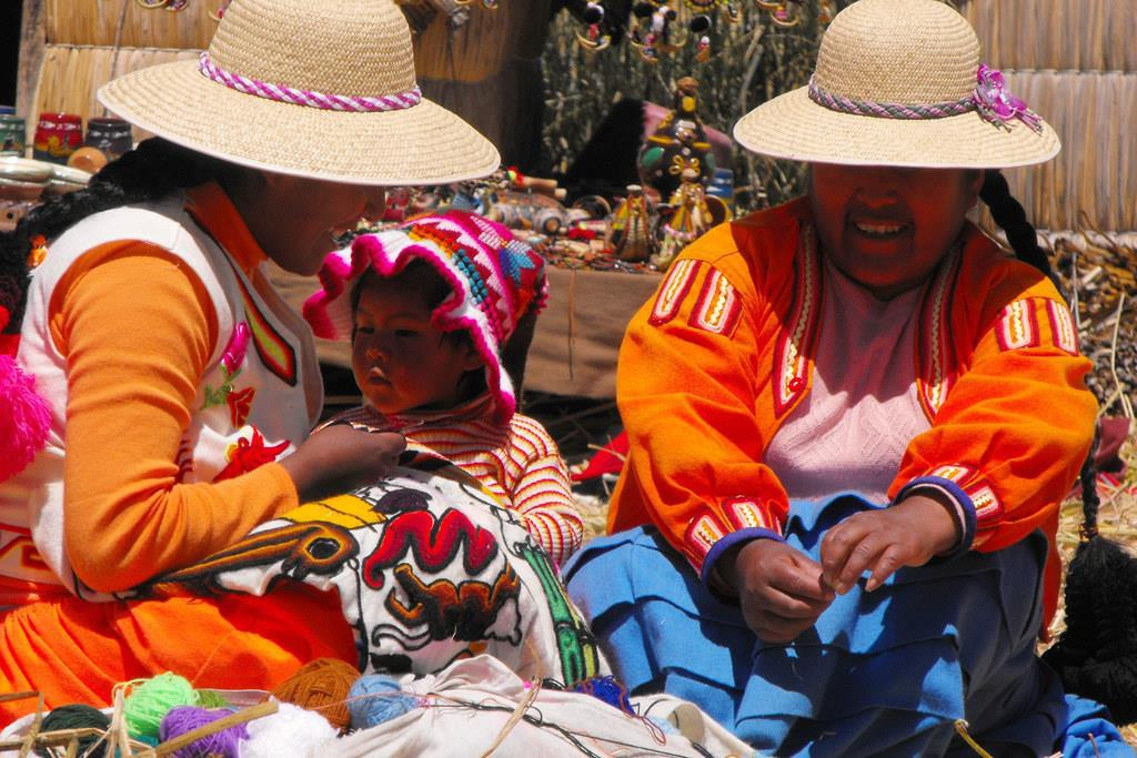 Người Uros là một chủng tộc bản địa di cư đến hồ Titicaca khoảng 3.700 năm trước. Theo thời gian, họ trộn lẫn với người Aymara gần đó, dần từ bỏ ngôn ngữ và nhiều truyền thống của mình. Để trốn tránh kẻ thù là tộc người Inca, người Uros đã xây dựng một thành phố nổi di động trên mặt nước. Thật không may, người Inca cuối cùng đã tìm thấy thuộc địa của người Uros và biến họ trở thành nô lệ. Ảnh: Gerardo García Moretti.