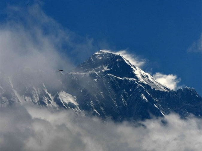 Ngọn núi cao nhất thế giới: Everest - đỉnh núi cao nhất thế giới nằm ở giữa Nepal và Trung Quốc được chinh phục lần đầu tiên vào ngày 29/5/1953. Năm 2007, nơi này có độ cao 8.848m so với mực nước biển. Do vận động kiến tạo địa chất, đỉnh núi này vẫn cao thêm 2,5 cm mỗi năm. Tuy có môi trường khắc nghiệt và hành trình đi lên đỉnh núi khó khăn, nhưng hàng năm rất nhiều du khách lại kéo về đây để được một lần chinh phục "nóc nhà của thế giới". 