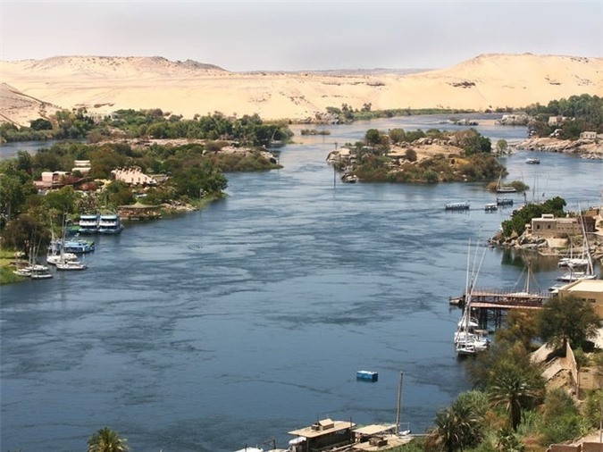 Sông dài nhất thế giới: Sông Nile được kỷ lục Guinness xác nhận là con sông dài nhất thế giới với chiều dài 6.695km. Theo Livescience, sông Nile gồm hai nhánh là Nile Trắng và Nile Xanh, chảy qua 11 nước châu Phi gồm: Tanzania, Burundi, Rwanda, CHDC Congo, Kenya, Uganda, Nam Sudan, Ethiopia, Sudan, Ai Cập và Eritrea. Dòng sông này có vai trò to lớn trong đời sống sinh hoạt và văn hóa Ai Cập, là hình ảnh gắn liền với nền văn minh Ai Cập cổ đại. 