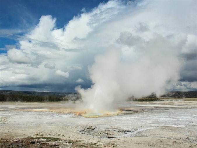 Mạch nước phun trào đang hoạt động cao nhất thế giới: Vườn quốc gia Yellowstone (Mỹ), một trong những di sản thế giới có hơn 10.000 suối nước nóng và mạch nước phun. Mạch nước phun Steamboat được tìm thấy trong lưu vực sông Norris Geyser với các vụ phun trào lớn có thể lên đến độ cao 94,5m, mỗi vụ phun trào kéo dài từ 3-40 phút. Lần phun trào gần đây nhất của mạch nước này là vào ngày 2/4. 
