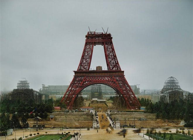 Năm 1888, tháp Eiffel sắp hoàn thành.