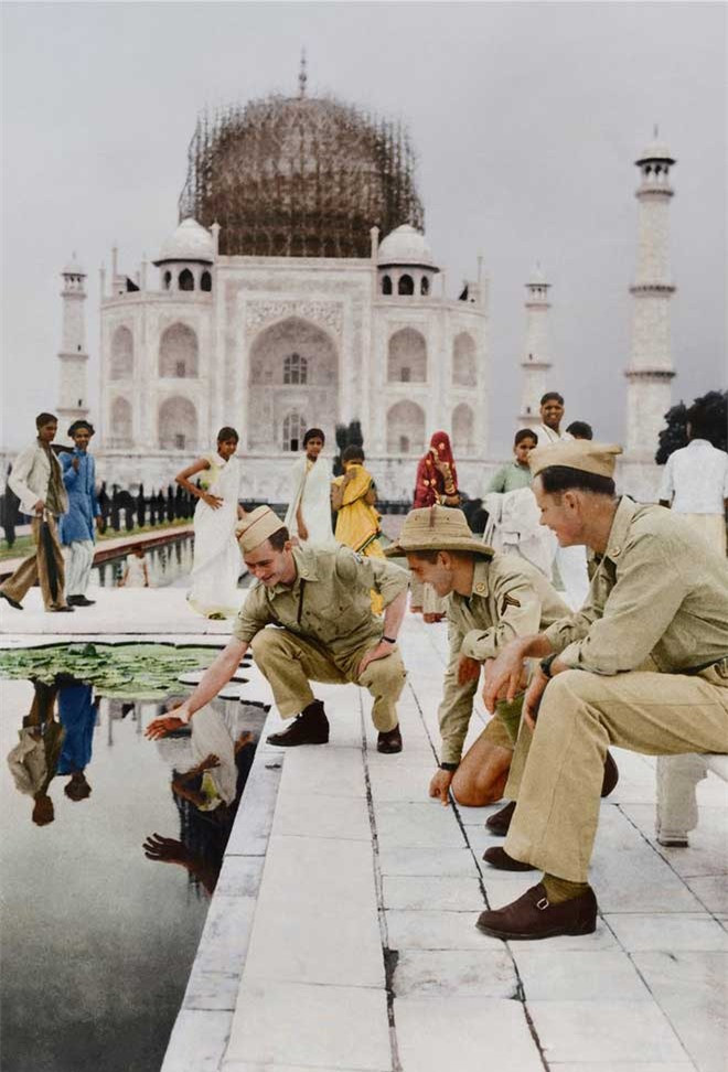 Vào năm 1942, trong Thế chiến II, một phần quần thể di tích Taj Mahal được ngụy trang bằng giàn giáo tre để tránh máy bay ném bom của kẻ địch.