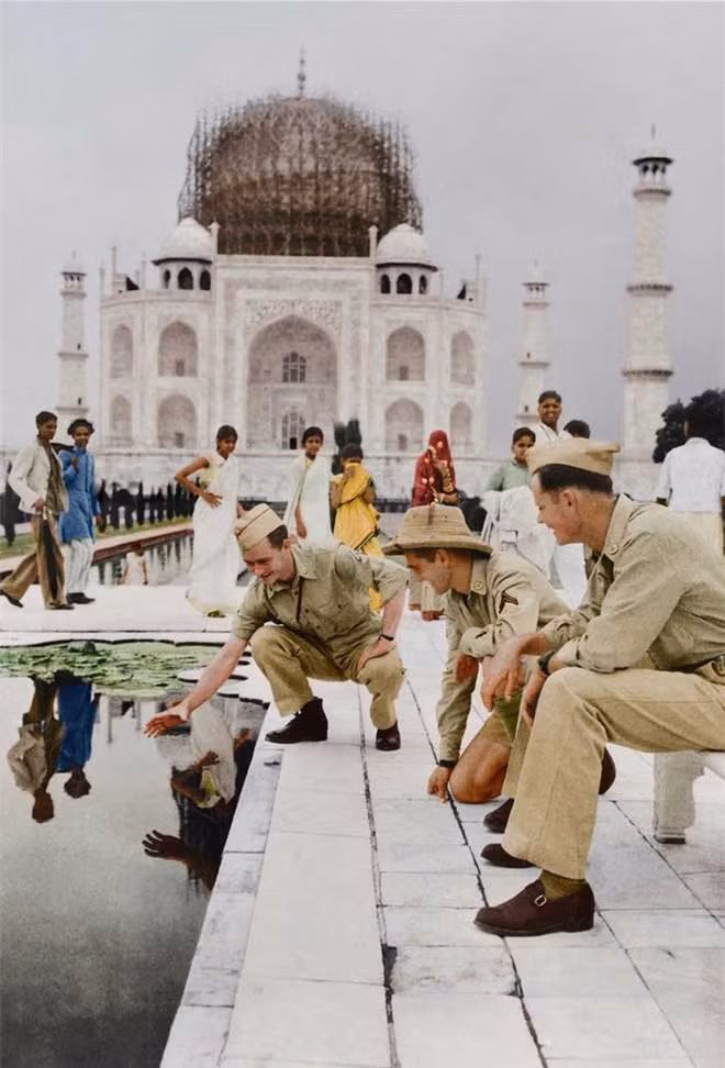 Vào năm 1942, trong Thế chiến II, một phần quần thể di tích Taj Mahal được ngụy trang bằng giàn giáo tre để tránh máy bay ném bom của kẻ địch.