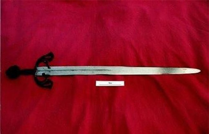 l Cid là một vị tướng và nhà ngoại giao xuất chúng của Vương quốc Castile ở Tây Ban Nha thời Trung cổ. Ông cũng là một kiếm sĩ tài ba và sở hữu thanh kiếm nổi tiếng Tizona. Thanh kiếm này là một trong những di vật được người Tây Ban Nha tôn kính nhất. Thanh kiếm được rèn ở Córdoba, Tây Ban Nha, có chiều dài 103 cm, khối lượng 1,1 kg. Tizona hiện được trưng bày tại Bảo tàng Burgos ở Tây Ban Nha.