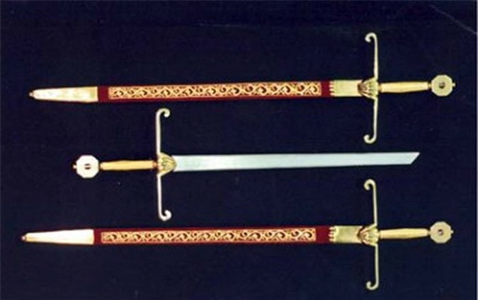 Thanh kiếm Sword of Mercy là một vũ khí nổi tiếng thuộc về Vua Anh Edward. Edward là vị vua người Anglo-Saxon của Anh trước khi người Norman xâm lược năm 1066. Thanh kiếm Sword of Mercy có lưỡi bị gãy, nên nó được đặt tên "gươm từ" (gươm không mũi trưng bày trong lễ lên ngôi ở Anh, tượng trưng cho lòng từ thiện) năm 1236. Kể từ đó, thanh gươm được sử dụng cho các nghi lễ hoàng gia. Sword of Mercy cũng là một trong các báu vật hoàng gia của Vương quốc Anh và là một trong 5 thanh kiếm được sử dụng trong lễ đăng quang của nhà vua Anh. Ngoài ra, nhà vua Anh cũng dùng thanh gươm để ban tước hiệp sĩ cho người được phong tước.
