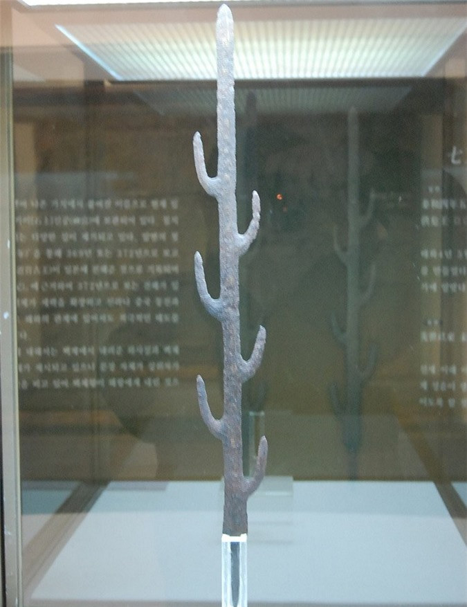 aekje là một vương quốc cổ ở tây nam Hàn Quốc. Trong thế kỷ 4, Vương quốc này từng kiểm soát các thuộc địa ở Trung Quốc và khu vực miền tây bán đảo Triều Tiên. Năm 372, vua Geunchogo của Baekje đã cống nạp nhiều báu vật cho Đông Tấn và thanh kiếm 7 ngạnh là một trong số đó. Đây là thanh trường kiếm bằng thép, dài 74,9 cm. Ngoài lưỡi kiếm chính dài 65,5 cm, thanh kiếm còn có 6 ngạnh khác chĩa ra xung quanh. Thanh kiếm được dùng trong nghi lễ chứ không phải cho chiến đấu. Hiện nay, thanh kiếm nằm ở đền thờ Isonokami, tỉnh Nara, Nhật Bản và không được trưng bày công khai.