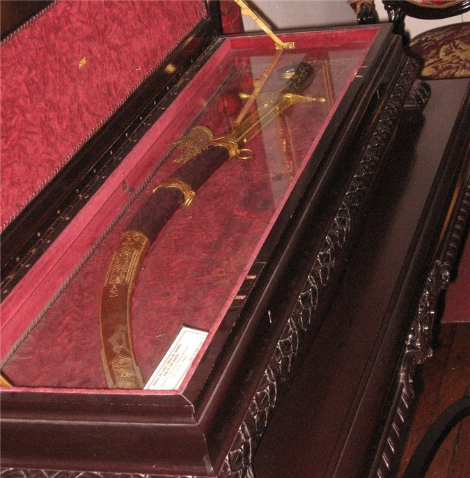 br/> José de San Martín (1778-1850) là vị tướng nổi tiếng của Argentina. Ông là nhà lãnh đạo giúp các nước Nam Mỹ thoát khỏi ách đô hộ của thực dân Tây Ban Nha. Một trong những kỷ vật quan trọng nhất của tướng San Martín là thanh kiếm cong mà ông mua ở London. Ông rất thích lưỡi cong của thanh kiếm và cho rằng nó rất linh hoạt khi sử dụng trong chiến trận. Vì vậy, tướng San Martín sau đó quyết định dùng thanh kiếm cong để trang bị cho trung đoàn kỵ binh tinh nhuệ của ông. Sau khi ông qua đời, thanh kiếm được chuyển lại cho tướng Don Juan Manuel de Rosas. Năm 1896, thanh kiếm đã được gửi đến bảo tàng Lịch sử Quốc gia tại Buenos Aires và nó nằm ở đó cho đến nay.