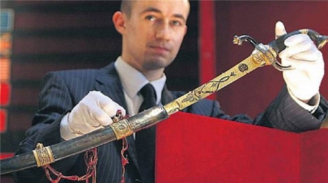 Đương thời, vị tướng huyền thoại Napoléon Bonaparte thường ra trận với một khẩu súng ngắn và một thanh kiếm. Một trong những thanh kiếm của ông được bán đấu giá tại Pháp với giá hơn 6,4 triệu USD năm 2007. Tuy nhiên, người thắng cuộc đấu giá không được công bố. Đây là thanh kiếm ông thường mang theo khi chiến đấu. Đầu những năm 1800, ông tặng nó cho em trai làm quà cưới. Thanh kiếm sau đó được truyền từ đời này sang đời khác và nó luôn do người của gia tộc Bonaparte giữ. Năm 1978, chính quyền Pháp tuyên bố thanh kiếm là một báu vật quốc gia.