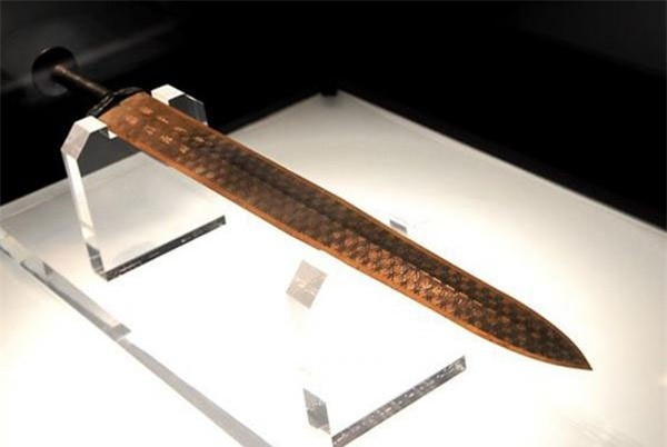 "Đế Kiếm" Câu Tiễn: Câu Tiễn được phát hiện trong một ngôi mộ ở Trung Quốc, dù đã có hơn 2000 năm tuổi nhưng thanh kiếm này lại không hề bị han gỉ, ngoài ra nó còn nổi tiếng về độ sắc bén và sáng bóng. Cây kiếm thuộc quyền sở hữu của Việt Vương Câu Tiễn. Trên lưỡi gươm còn khắc 8 chữ Việt Vương Câu Tiễn – Tự Tác Dụng Kiếm. Thanh kiếm hiện là bảo vật quốc gia của Trung Quốc.