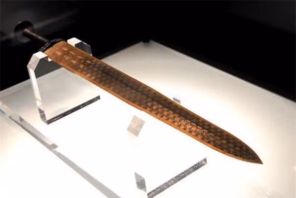 "Đế Kiếm" Câu Tiễn: Câu Tiễn được phát hiện trong một ngôi mộ ở Trung Quốc, dù đã có hơn 2000 năm tuổi nhưng thanh kiếm này lại không hề bị han gỉ, ngoài ra nó còn nổi tiếng về độ sắc bén và sáng bóng. Cây kiếm thuộc quyền sở hữu của Việt Vương Câu Tiễn. Trên lưỡi gươm còn khắc 8 chữ Việt Vương Câu Tiễn – Tự Tác Dụng Kiếm. Thanh kiếm hiện là bảo vật quốc gia của Trung Quốc.