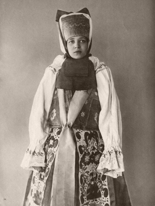 Sarafan là món đồ không thể thiếu trong tủ quần áo của bất kỳ người phụ nữ nào.