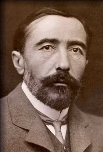 Bản thảo viết tay của nhà văn Joseph Conrad: Năm 1898, cuốn "Tales of Unrest" của Joseph Conrad được xuất bản. Tập truyện ngắn này bao gồm cả tác phẩm “Karain: A Memory” của ông. Nhà văn sau đó đã gửi một bản viết tay của "Karain: A Memory" tới một nhà sưu tầm người Mỹ nhưng trên hành trình đến tay người chủ mới, bản thảo này đã nằm lại dưới đại dương cùng tàu Titanic.