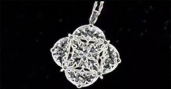 Đá quý: Sau 73 năm chìm sâu dưới Đại Tây Dương, cuối cùng con tàu Titanic đã được Robert Ballard phát hiện vào năm 1985. Bên trong con tàu huyền thoại này vẫn còn vô số các trang sức và đá quý của các hành khách hạng nhất trên tàu.