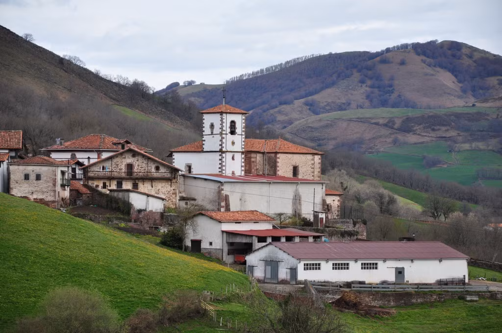 Azpilicuetagaraycosaroyarenberecolarrea (39 chữ cái): Nằm ở Azpilkueta, Navarra, Tây Ban Nha, thị trấn nhỏ xinh này được nhiều du khách yêu thích nhờ phong cảnh yên bình, thư thái, dù có cái tên bằng tiếng Basque không dễ đọc chút nào. Đây là một trong những vùng “sống xanh” nhất Tây Ban Nha, sử dụng năng lượng tái chế, khiến không khí luôn trong lành. Ảnh: Pinterest.
