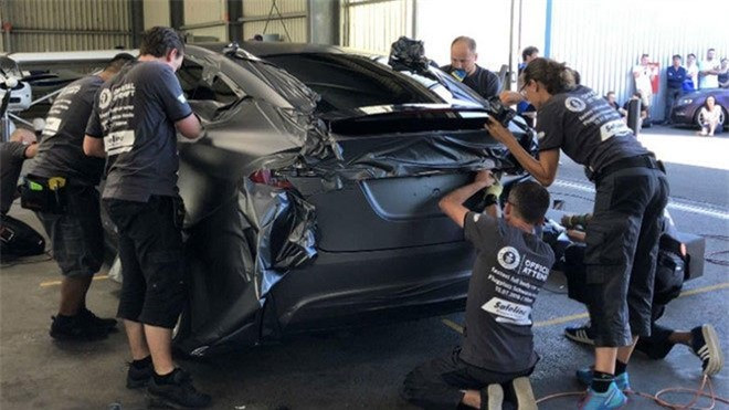 Bọc xe nhanh nhất thế giới. Kỷ lục dành cho nhóm Folien + Zubehor (Đức) vào năm 2018. Thời gian bọc một chiếc Tesla Model X chỉ trong 22 phút và 56,25 giây.