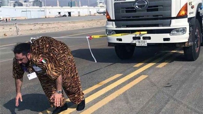 Xe nặng nhất kéo bằng tóc. Mahmood Shamshun Al Arab giữ kỷ lục Guinness thế giới về kéo xe bằng tóc. Anh kéo một chiếc xe tải nặng 10.380 kg.