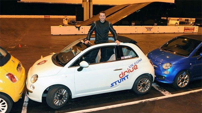 Ghép xe khít nhất. Khoảng cách giữa các xe chỉ khoảng 7,5 cm. Kỷ lục do Alastair Moffatt nắm giữ với chiếc Fiat 500.