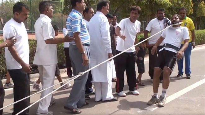 Xe nặng nhất kéo bằng râu. Năm 2012, Kapil Gehlot dùng râu kéo một chiếc xe 2.205 kg hơn 40 mét.